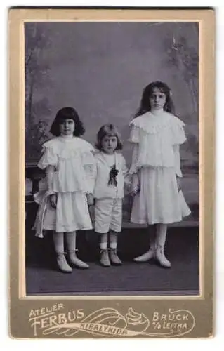 Fotografie Atelier Ferbus, Bruck a. d. Leitha, Wienerstrasse, Bürgerliches Mädchen und ihre zwei kleinen Schwestern
