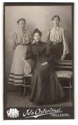 Fotografie Ida Österlind, Trelleborg, Östra Wallgatan 47a, Bürgerliche Frau im schwarzen Kleid mit ihren Töchtern