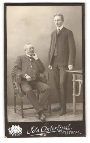 Fotografie Ida Osterlind, Trelleborg, Östra Wallgatan 47a, Bürgerlicher Herr mit Kneifer mit seinem erwachsenen Sohn