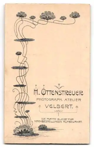 Fotografie H. Ottenstreuer, Velbert, Bürgerlicher Knabe im Anzug mit Fliege und Ansteckblume