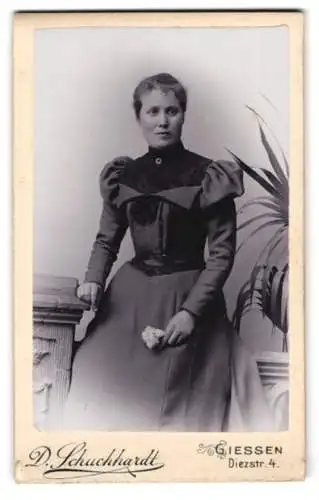 Fotografie D. Schuchhardt, Giessen, Diezstr. 4, Junge Dame im taillierten Kleid mit gepufften Schultern