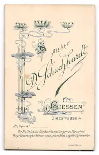 Fotografie D. Schuchhardt, Giessen, Diezstr. 4, Junge Dame im taillierten Kleid mit gepufften Schultern