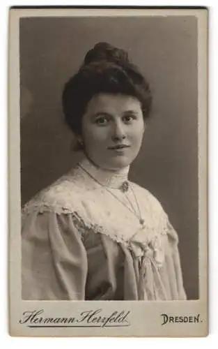 Fotografie Hermann Herzfeld, Dresden, Altmarkt, Junge Frau mit hochgestecktem Haar und filigraner Kette