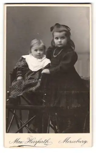 Fotografie Max Herrfurth, Merseburg, Breitestr. 8, Die junge Gretel im schwarzen Kleid mit ihrer kleinen Schwester