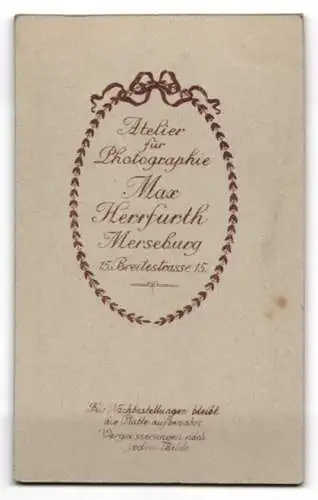 Fotografie Max Herrfurth, Merseburg, Breitestr. 15, Junge Frau im weissen Kleid mit einer Brosche am Kragen