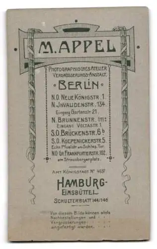 Fotografie M. Appel, Berlin, Neue Königstr. 1, Junges Mädchen im weissen Kleid mit ihrem Spielzeughund