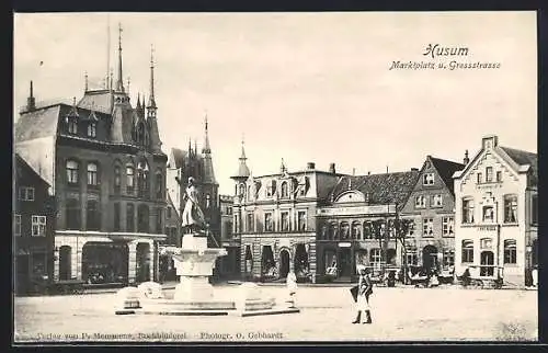 AK Husum / Nordsee, Marktplatz und Grossstrasse mit Brunnen