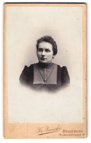 Fotografie Fr. Boesche, Magdeburg, Jacobstrasse 14, Elegante Dame in hochgeschlossenem Kleid