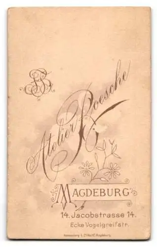 Fotografie Fr. Boesche, Magdeburg, Jacobstrasse 14, Elegante Dame in hochgeschlossenem Kleid