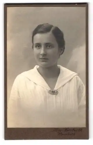 Fotografie Max Herrfurth, Merseburg, Breitestrasse 15, Elegante junge Dame im Portrait