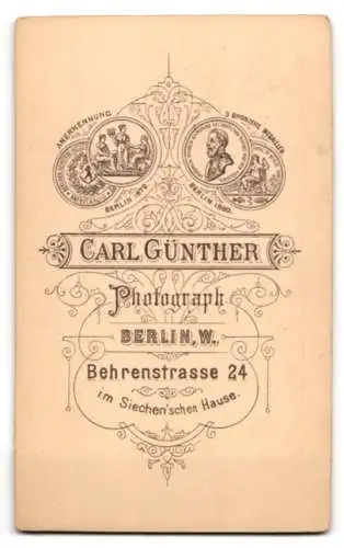 Fotografie Carl Günther, Berlin, Behrenstrasse 24, Niedliches Kleinkind auf gemusterter Decke sitzend