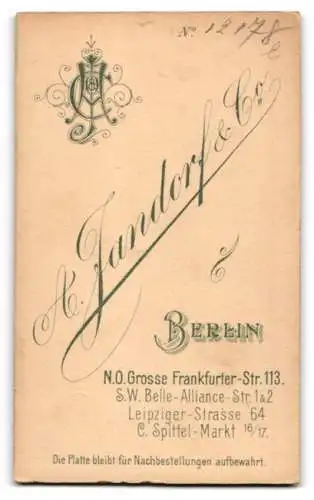 Fotografie A. Jandorf & Co., Berlin, Grosse Frankfurter Str. 113, Kleiner Junge im Strohhut mit Holzreifen und Ball