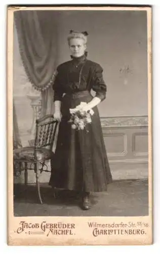 Fotografie Jacob Gebrüder, Charlottenburg, Wilmersdorfer Str. 55 /56, Bürgerliche mit Blumenstrauss in der Hand