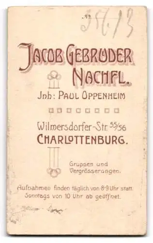 Fotografie Jacob Gebrüder, Charlottenburg, Wilmersdorfer Str. 55 /56, Bürgerliche mit Blumenstrauss in der Hand