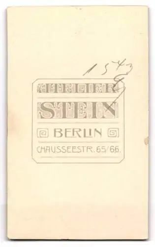 Fotografie Wilhelm Stein, Berlin, Chausseestr. 65 /66, Jugendlicher mit Mantel und Hut