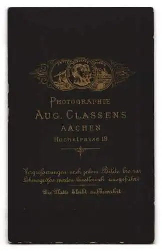 Fotografie Aug. Classens, Aachen, Hochstrasse 19, Dame in tailliertem Kleid und Herr in Anzug und Fliege