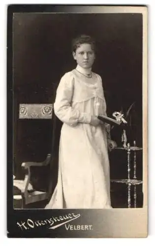 Fotografie H. Ottenstreuer, Velbert, Jugendliche in weissem Kleid mit einem Buch in der Hand