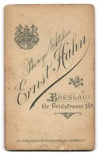 Fotografie Ernst Hahn, Breslau, Gr. Feldstrasse 15a, Elegante Dame in tailliertem Kleid mit Spitzenkragen