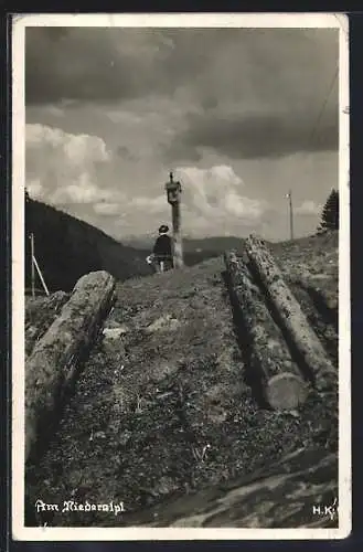 AK Niederalpl, Mann am Wegkreuz