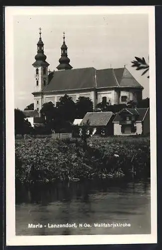 AK Maria-Lanzendorf /N. Oe., Uferpartie mit der Wallfahrtskirche