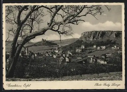 AK Gerolstein /Eifel, Gesamtansicht mit Felsen und Ruine