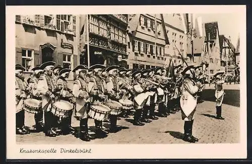 AK Dinkelsbühl, Knabenkapelle in Trachten auf dem Marktplatz