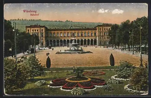 AK Würzburg, Fussgänger auf dem Kaiserplatz, Bahnhof im Hintergrund