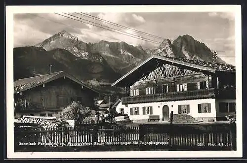 AK Garmisch-Partenkirchen, Werdenfelser Bauernhäuser mit Zugspitzgruppe