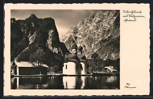 AK St. Bartholomä, Uferpartie mit Kirche und Blick auf den Watzmann