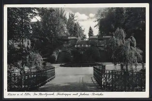 AK Riesa a. d. Elbe, Im Stadtpark, Freitreppe mit Jahna-Brücke