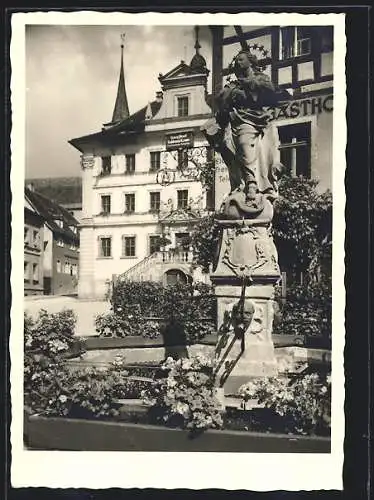 AK Iphofen, Marktplatz, mit Denkmal und Gasthof