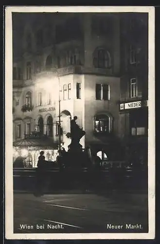 AK Wien, Neuer Markt mit Geschäften und Brunnen bei Nacht