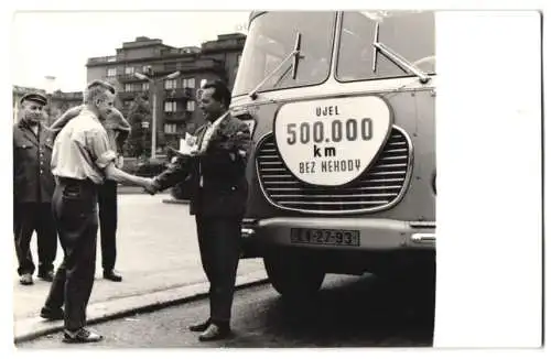 Fotografie unbekannter Fotograf, Ansicht Ujel / Bez. Nehody, Bus nach 500.000 KM Fahrt