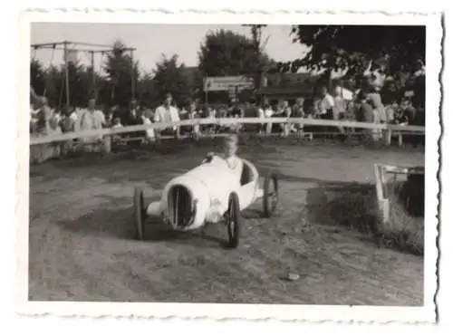 Fotografie Auto, Rennwagen, Knabe steuert Seifenkiste