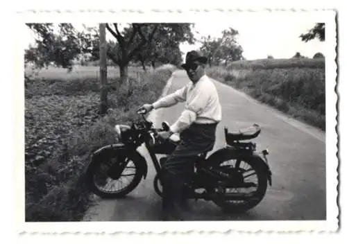 Fotografie Reichenbach, Geissenheim / Rhein, Motorrad DKW, lässiger Fahrer mit Hut & Sonnenbrille