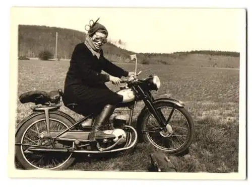 Fotografie Motorrad NSU, junge Frau mit Schutzbrille auf Krad