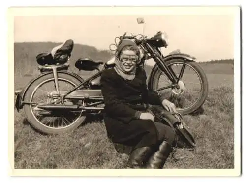 Fotografie Motorrad NSU, junge Frau mit Schutzbrille nebst Krad