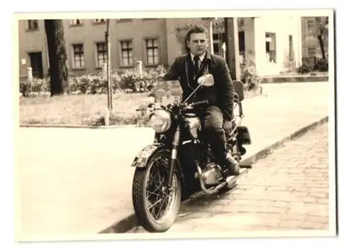 Fotografie unbekannter Fotograf und Ort, junger Mann auf deinem Puch Motorrad mit vielen Aufklebern beklebt