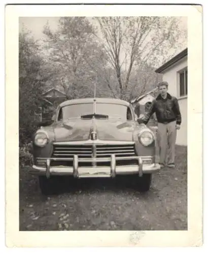 Fotografie unbekannter Fotograf und Ort, junger Mann Fredy neben seinem Hudson Commodore