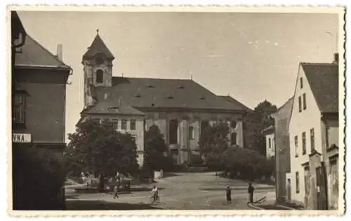 Fotografie unbekannter Fotograf, Ansicht Chodau, Blick nach der Kirche