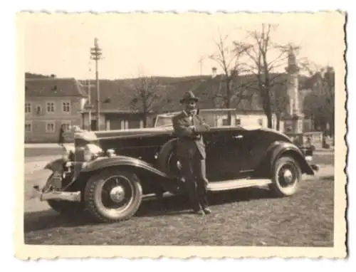 Fotografie unbekannter Fotograf und Ort, Packard Limousine mit Kühlerfigur und Fahrer Hans Georg Haag