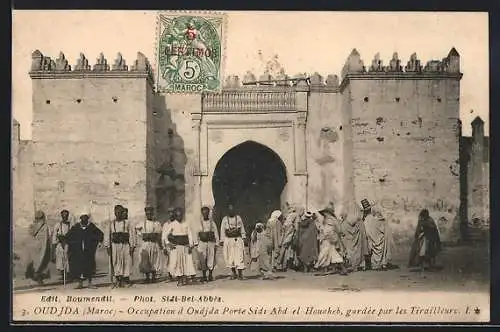 AK Oudjda, Occupation d`Oudjda Porte Sidi-Abd-el-Houaheb, gardée par les Tirailleurs