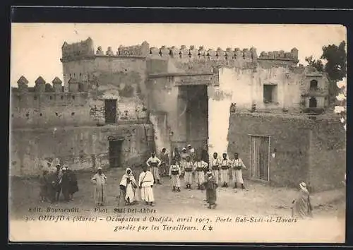 AK Oudjda, Occupation d`Oudjda, avril 1907, Porte Bab-Sidi-el-Houari gardée par les Tirailleurs