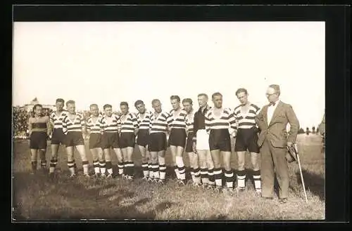 Foto-AK Fussballmannschaft in einer Reihe, mit Herrn im Anzug