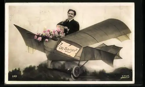 Foto-AK Herr mit Blumen in einem Kulissenflugzeug über einer Landschaftskulisse