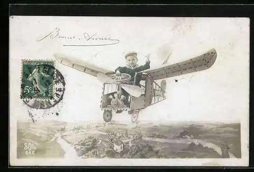 Foto-AK Knabe im Kulissenflugzeug über einer Landschaftskulisse