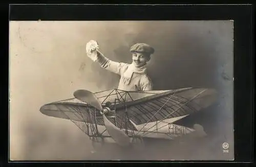 Foto-AK Junger Mann mit Baskenmütze in einem Kulissenflugzeug