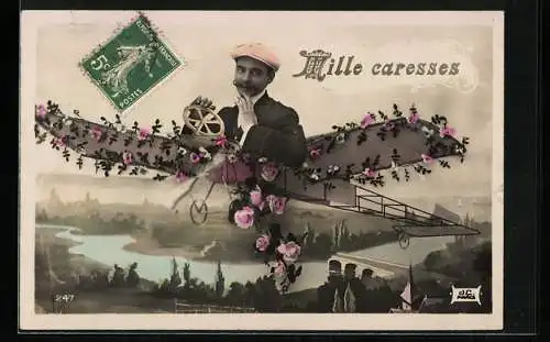 Foto-AK Junger Mann im rosengeschmückten Kulissenflugzeug über einer Flusslandschaft