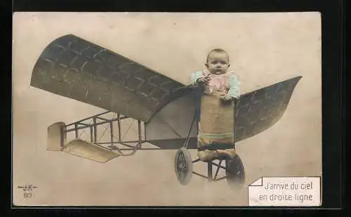 Foto-AK Baby an der Spitze eines Kulissenflugzeuges