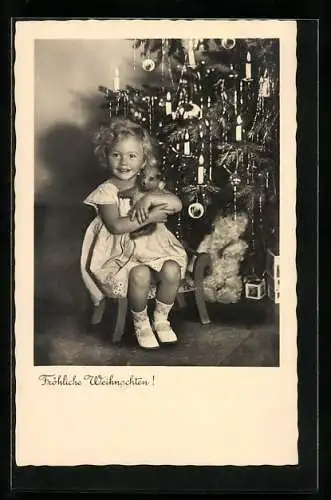 AK Mädchen mit Teddybär vor dem Christbaum